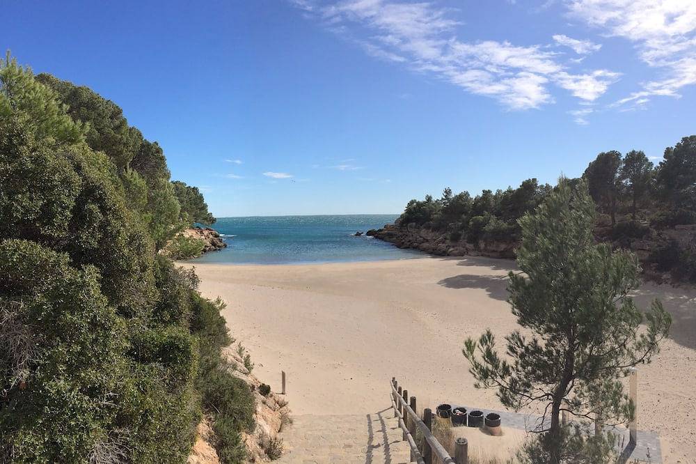 Villa climatisée 9/10  personnes dans grand jardin clôturė à 150 m de la mer in Cala Calafató (Terres de l'Ebre), Calafat