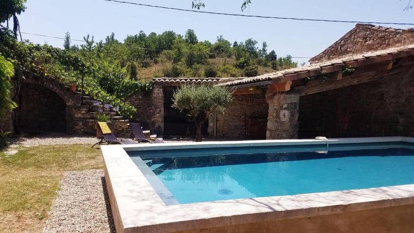 Location de vacances pour 6 personnes, avec jardin ainsi que vue et piscine à Rochecolombe - 2