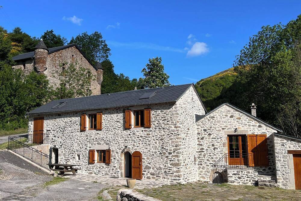 Beautiful renovated barn in a small Cévennes hamlet near the Grands Causses. in Meyrueis, Cevenas
