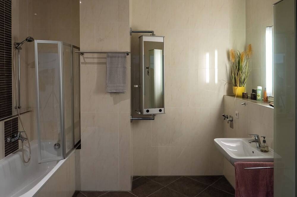 Ganze Wohnung, 3 Raum Fewo \"Karl May\", Radebeul-Ost, 76qm in Radebeul, Meißen Region