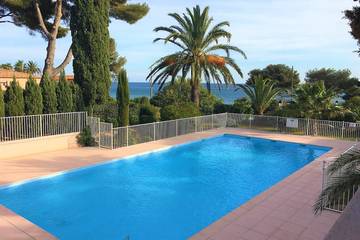 Villa pour 8 personnes, avec jardin ainsi que piscine et balcon dans Les Issambres
