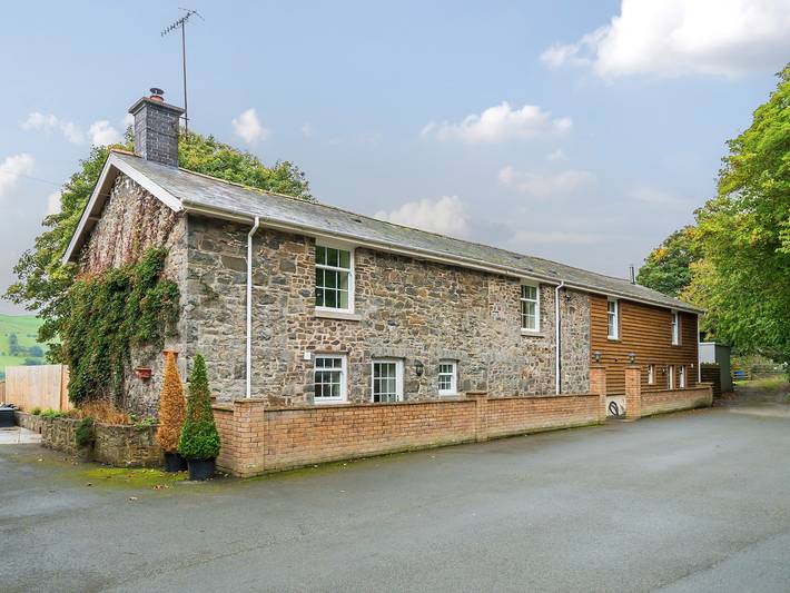 Cottage for 14 people, with pool and garden in Mid-Wales