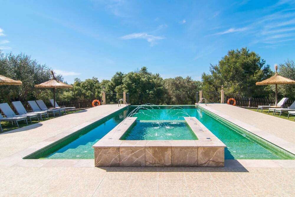 Wunderschönes Haus in Ariany mit privatem Swimmingpool, der sowohl drinnen als. in Ariany, Mallorca Inselmitte