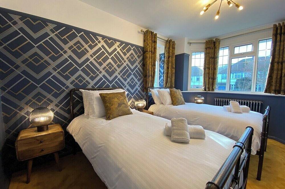 This bungalow is a 2 bedroom(s), 1 bathrooms, located in Broadstairs, England. in Botany Bay, Kent