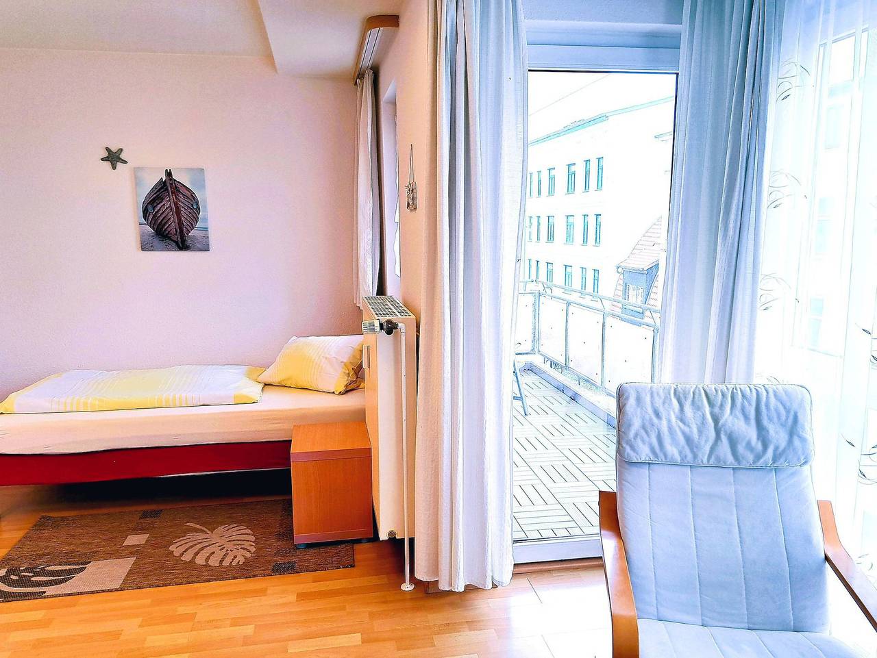 Ganze Ferienwohnung, Sonnige Ferienwohnung mit Balkon im Zentrum in Rostock, Rostock und Umgebung