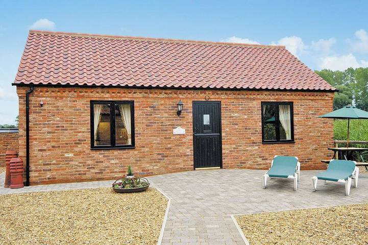 Cottage for 2 people, with hot tub and garden as well as pool in Norfolk