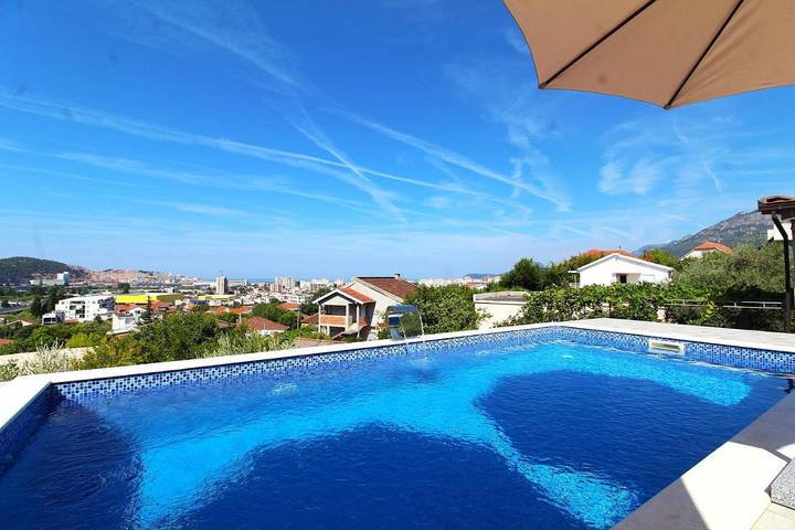 Ferienwohnung für 4 Personen, mit Balkon und Terrasse sowie Garten und Pool in Bar - 2