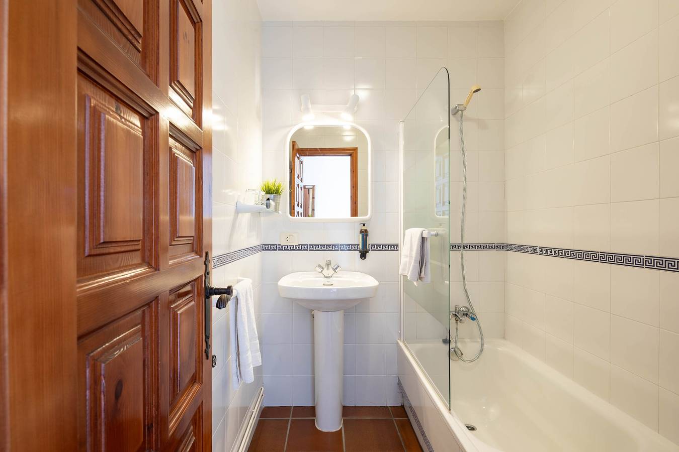 Bed and Breakfast 'Habitación Doble 2' with Mountain View, Shared Pool and Wi-Fi in Tui, Pontevedra Province