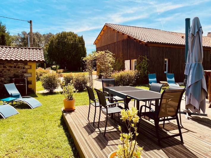 Location de vacances pour 12 personnes, avec jardin ainsi que vue et piscine à Capdrot - 2