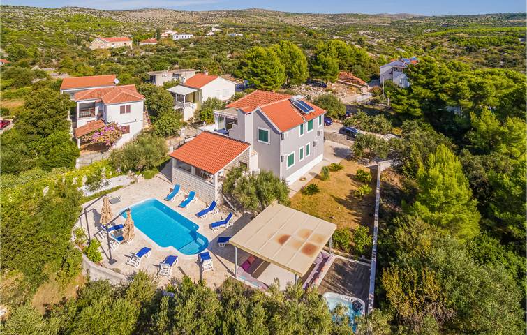 Charmante 200 m² große Wohnung mit Pool und Terrasse, 1,5 km vom Strand entfernt in Milna, Brac