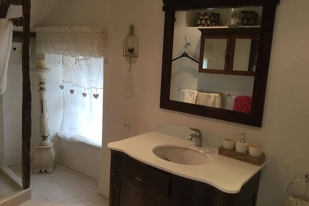 2 bedroom family canalside character cottage with jaccusi and 10 mn to Dinan in Betton, Région de Rennes