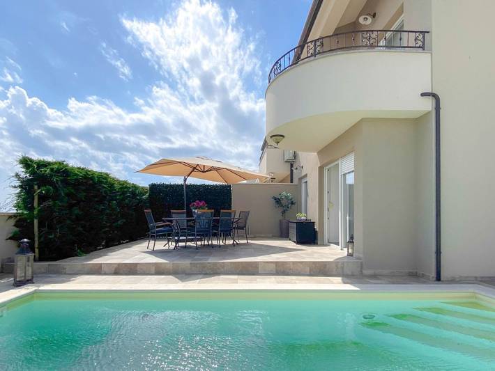 Ferienhaus für 6 Personen, mit Balkon und Terrasse sowie Pool