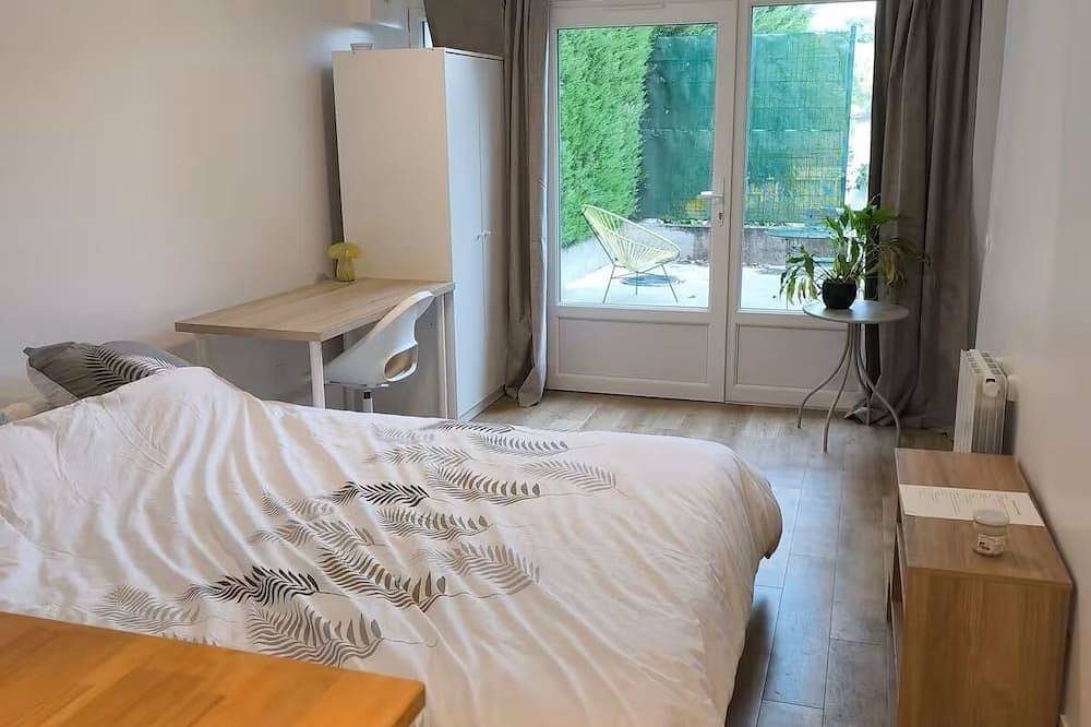 Studio with Garden at Villa Nemours in Chaville, Altos del Sena
