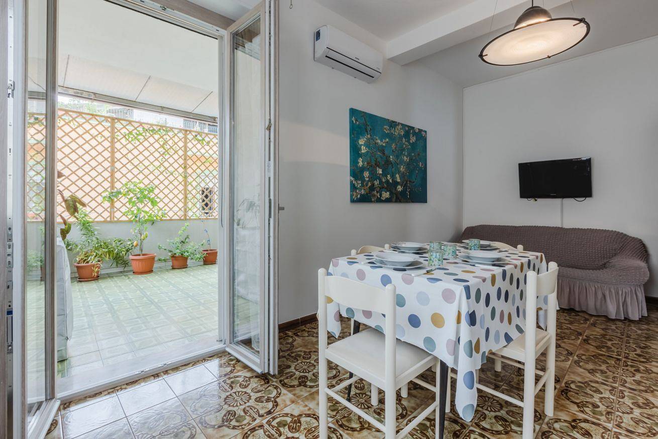 Entire apartment, Cagliari Comfy Apartment with Terrace & Netflix! in Quartu Sant'Elena, Campidano