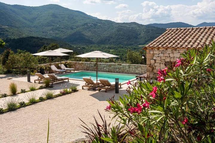 Ferienhaus für 10 Personen, mit Terrasse und Garten sowie Pool und Ausblick