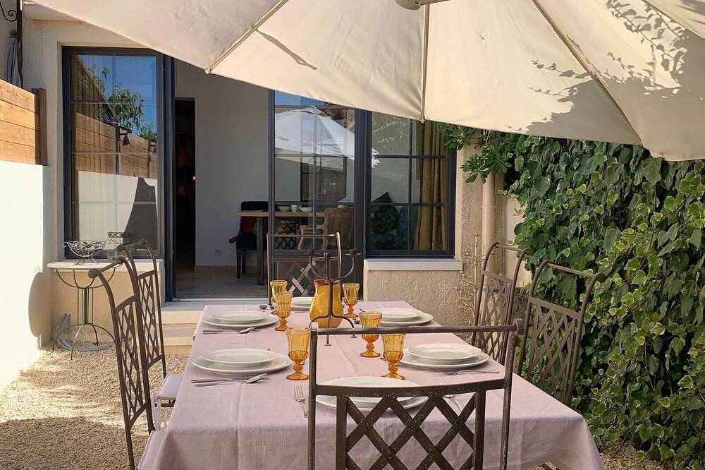 Stone house in the heart of the village with pool and garden, Provence charm in Fontvieille, Arles region