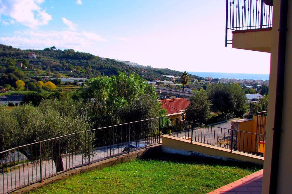 Apartamento entero, La Meloria: terraza y jardín con barbacoa - a 2 km de las playas de Diano Marina in Diano Castello, Riviera di Ponente