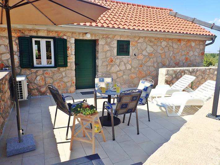 Ferienwohnung für 4 Personen, mit Terrasse in Starigrad