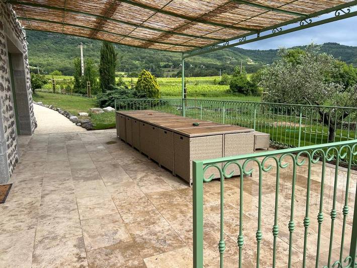 Location de vacances pour 15 personnes, avec terrasse ainsi que vue et piscine, animaux acceptés à Lussas - 4