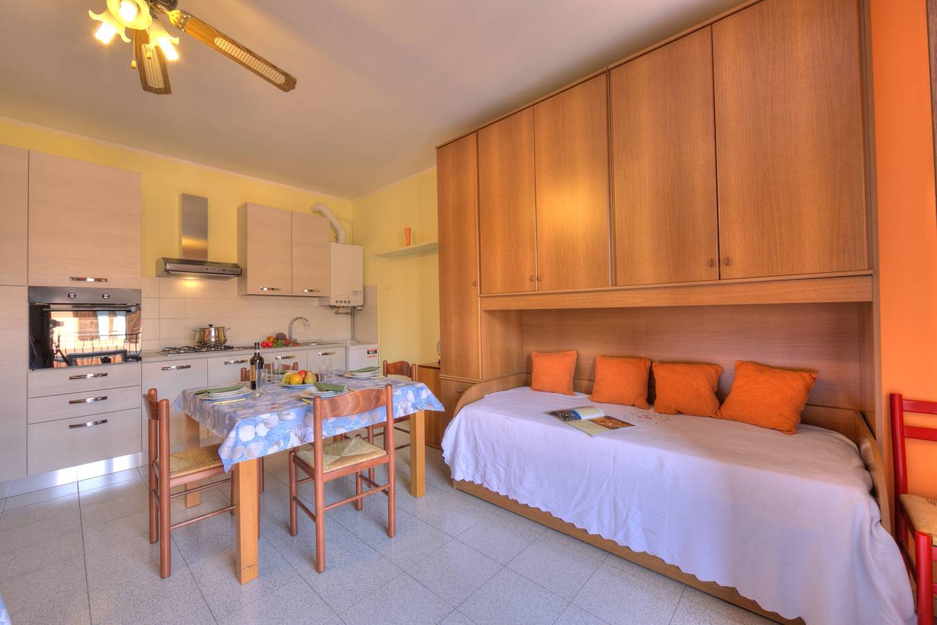Geheel appartement, Peter - relax & 1 km from lake in Roè Volciano, Garda Bergen