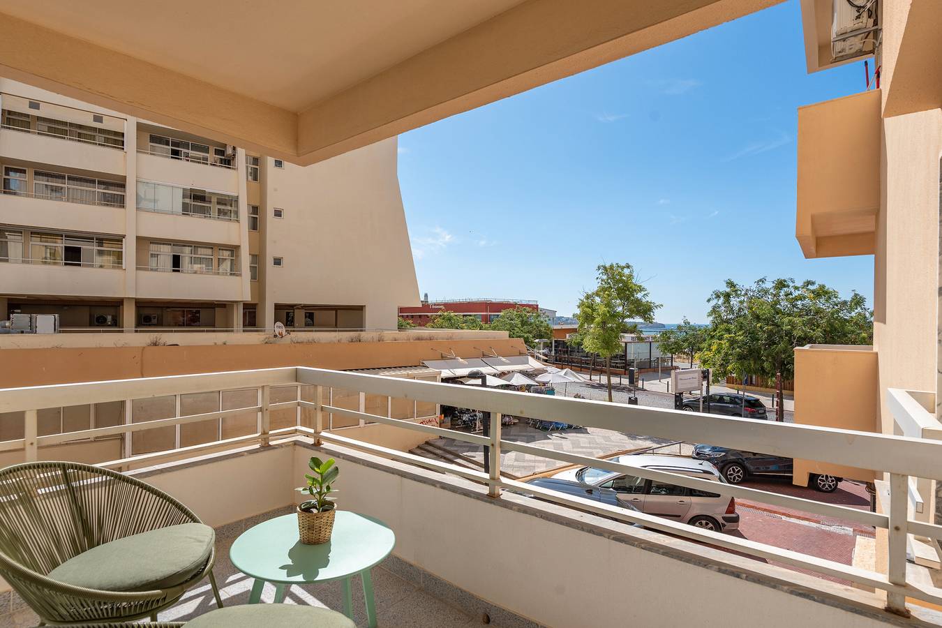 Apartamento inteiro, Apartamento 'Beje - Atlântico' com Vista Mar, Wi-Fi e Ar Condicionado in Praia da Rocha, Portimão