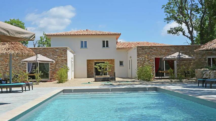 Location de vacances pour 4 personnes, avec jardin et piscine à Montauroux