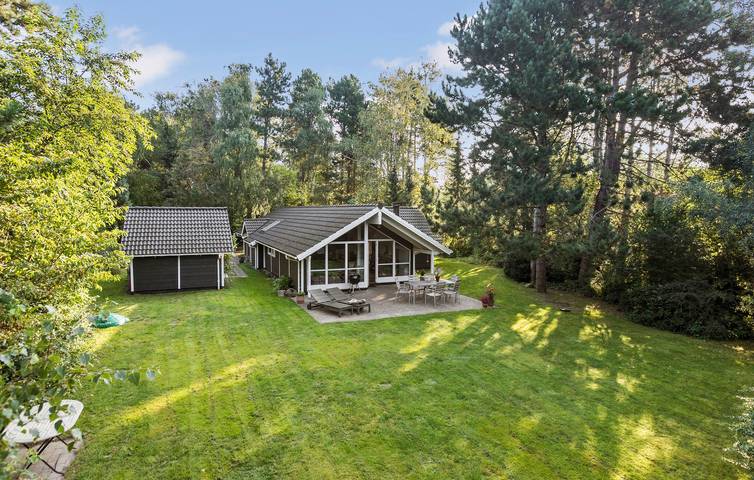 Ferieudlejning for 8 personer, med Terrasse og Jacuzzi samt Have i Halsnæs