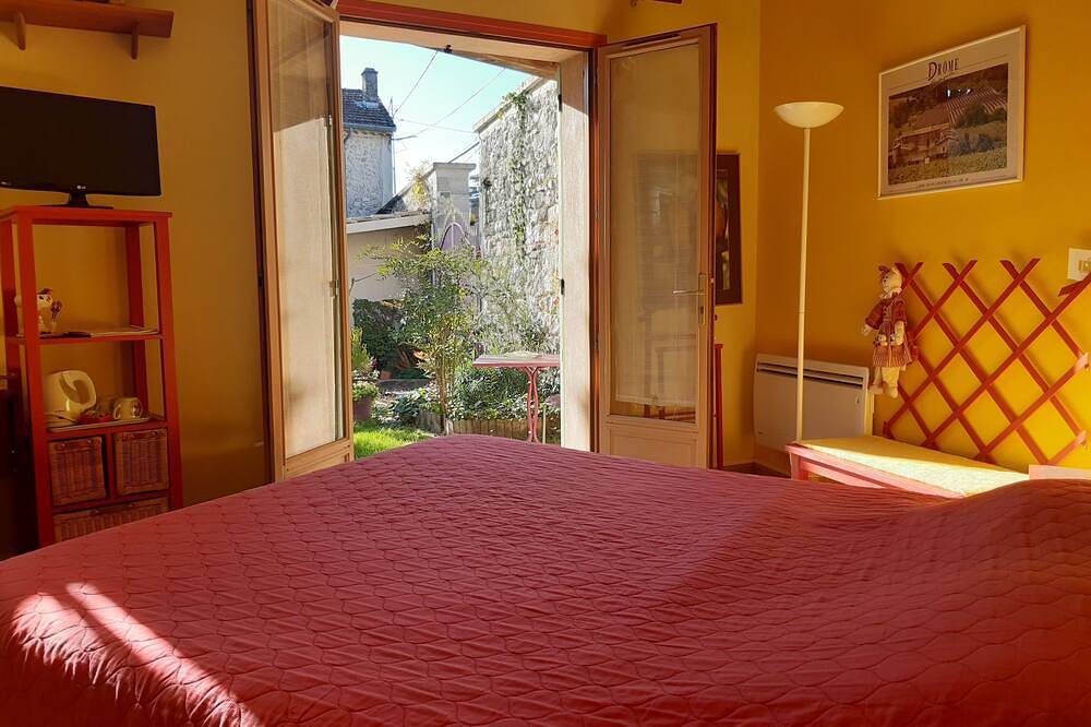 Appartement entier, Chambre indépendante avec salle d'eau , wc et terrasse in Donzère, Région de nyons