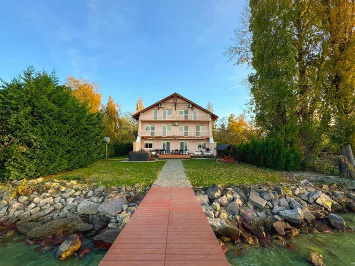 Villa für 16 Personen, mit Balkon und Terrasse sowie Whirlpool und Garten in Balatonszarszo