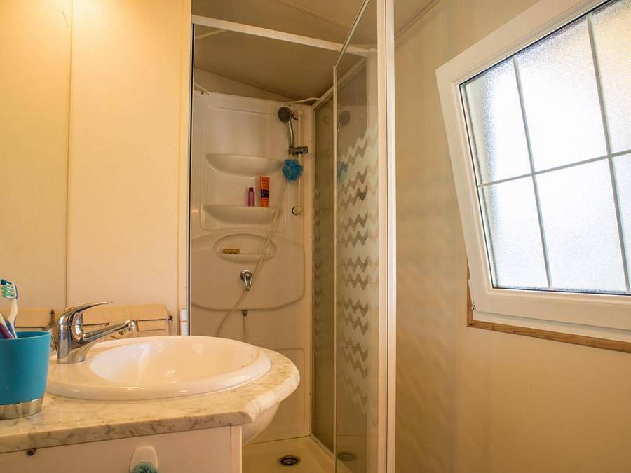 Camping maeva Escapades Coeur d'Ardèche - Mobilheim 8 personen - Mobilheim für 6/8 Personen, 32m² (3 Zimmer). Tv 6/8 Pers. in Saint-Vincent-de-Durfort, Parc naturel régional des Monts d'Ardèche