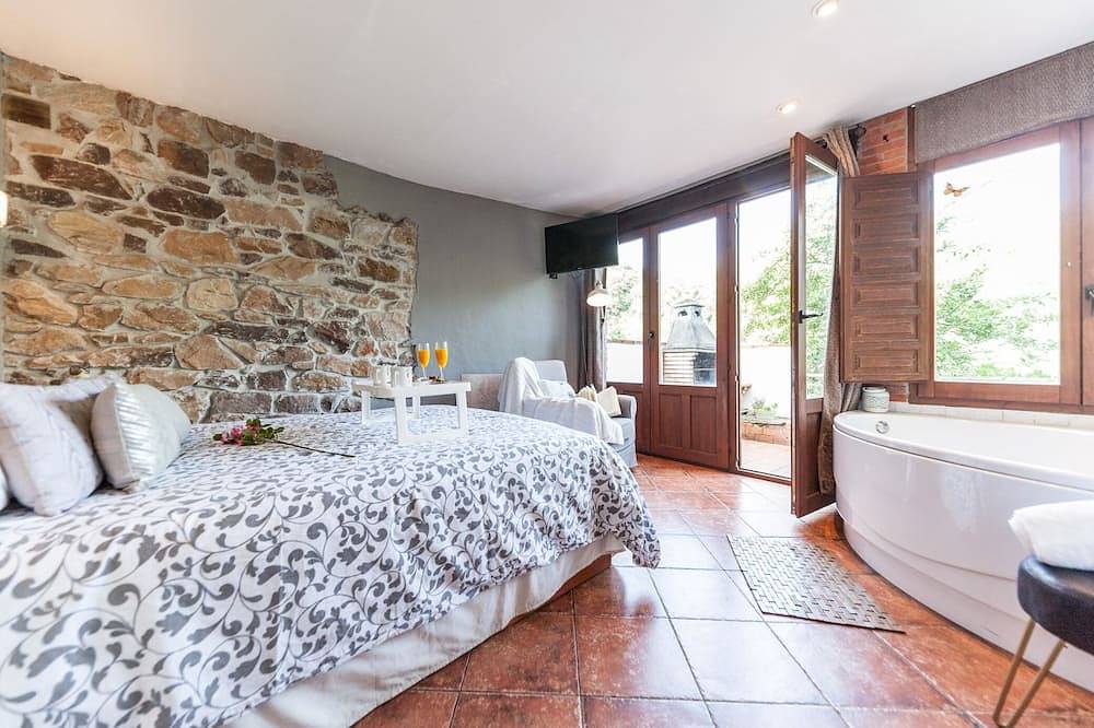 Jacuzzi in bedroom with mountain views, barbecue and fireplace in Teverga, Cordillera Cantábrica