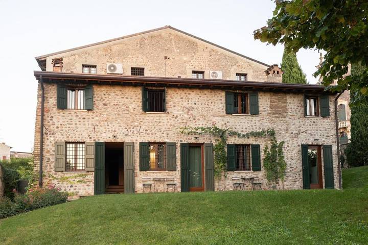 Cottage pour 12 personnes, avec jardin et vue dans Custoza