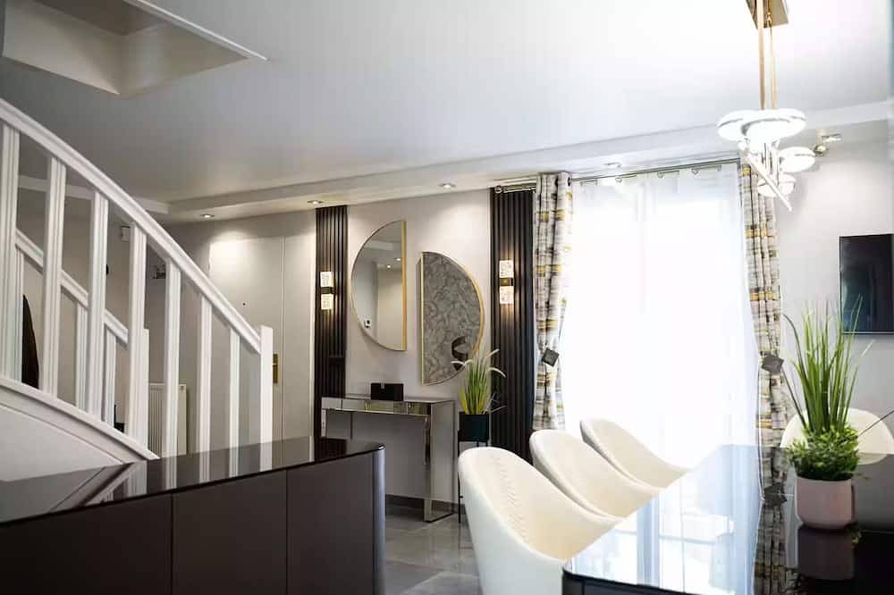 Charming luxury villa near Disneyland Paris. 6 bedrooms. Air-conditioned. Sleeps 16 in Bussy-Saint-Georges, Seine-et-Marne