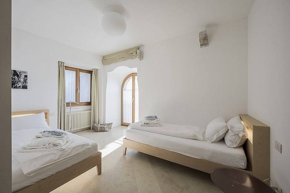 Villa Claraluna A: A bright and sunny two-story apartment located right on the Garda Lake, with Free Wi-Fi. in Limone sul Garda, Gardasee-Berge