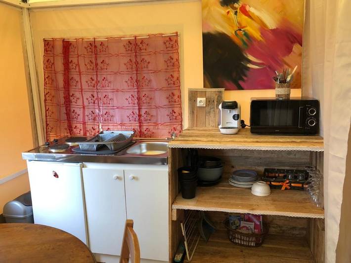 Tente pour 3 personnes, avec jardin et balcon ainsi que vue et piscine dans Indre - 4