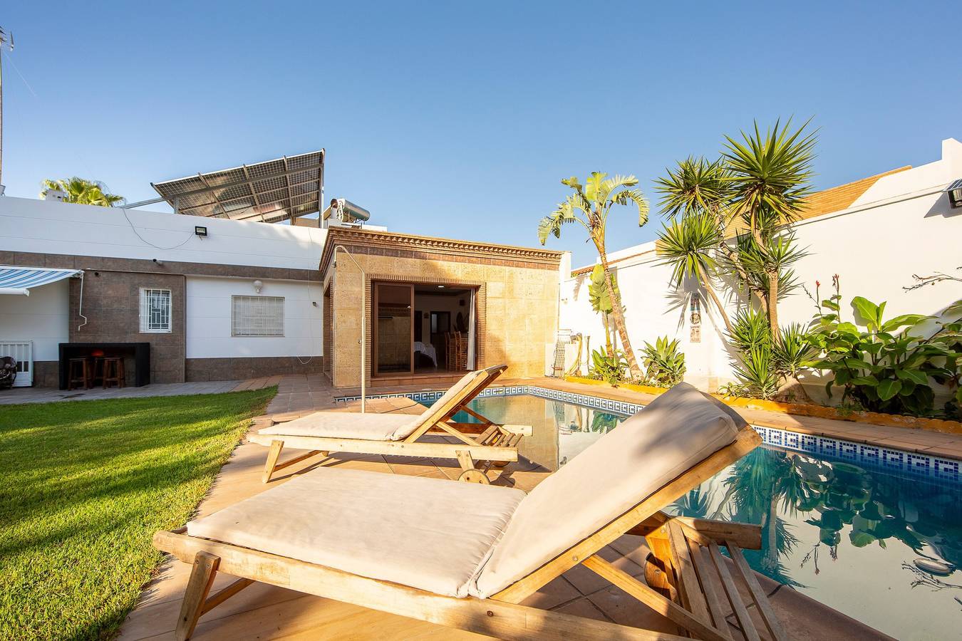 Appartamento intero, Appartamento per Ospiti con Piscina Privata, Wi-Fi e Aria Condizionata in Urbanización Roquetas de Mar, Roquetas de Mar