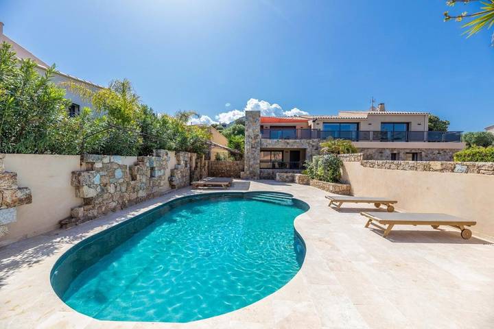 Appart’hôtel pour 6 personnes, avec terrasse ainsi que jardin et piscine, animaux acceptés