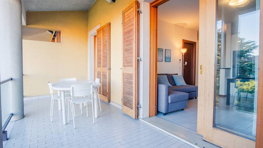 Ferienwohnung für 4 Personen, mit Pool und Terrasse sowie Seeblick und Garten in Desenzano del Garda