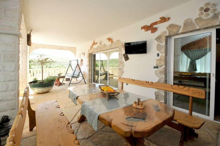 Feriehus for 8 personer, med balkong / terrasse og badebasseng i tillegg til sauna i Trogir
