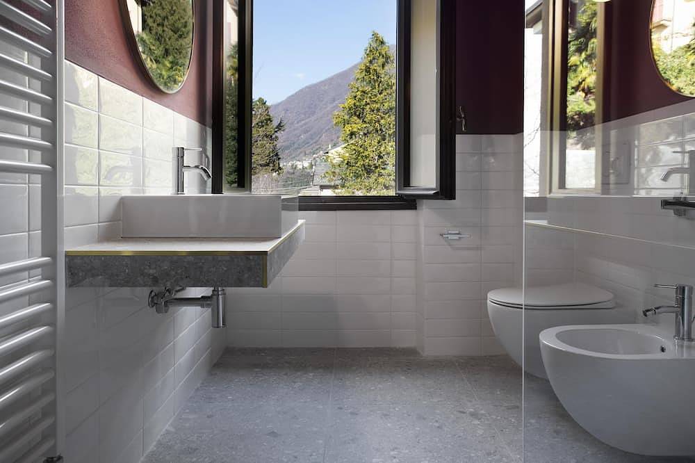 Hel lejlighed, Suite \"Barbo\" at 2 steps from the lake - Resort with lounge bar, swimming pool and beach in Riva (Faggeto Lario), Faggeto Lario