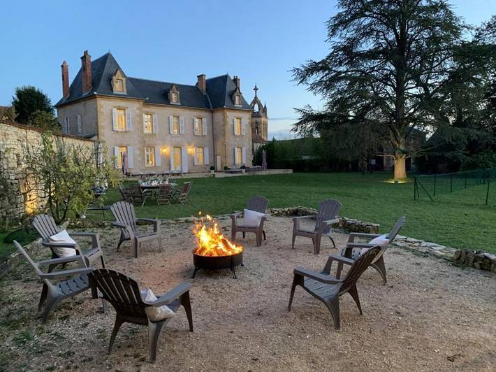 Location de vacances pour 18 personnes, avec terrasse ainsi que vue et piscine à Excideuil - 2