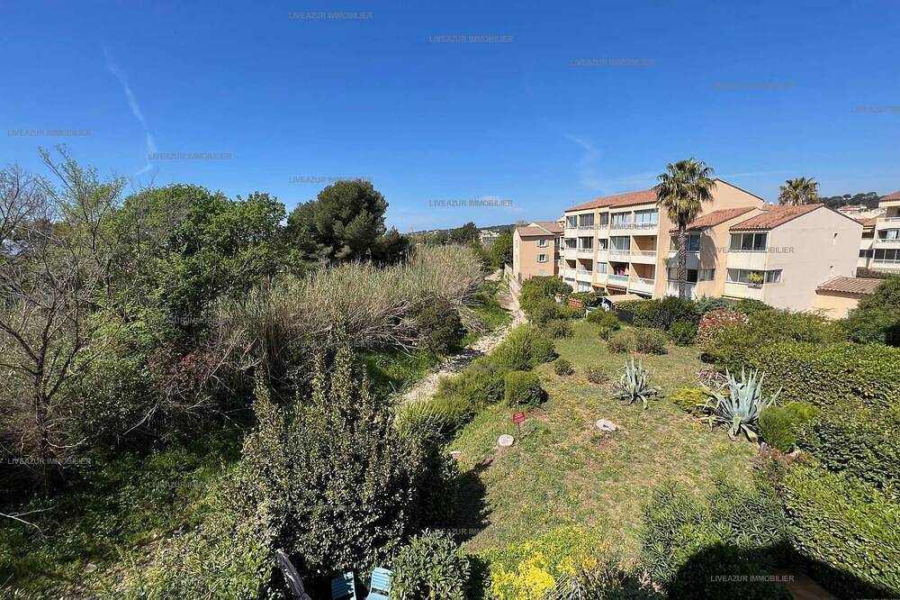 Entire apartment, Renovated studio in residence with swimming pool for 4 in Sanary-sur-Mer, Toulon region