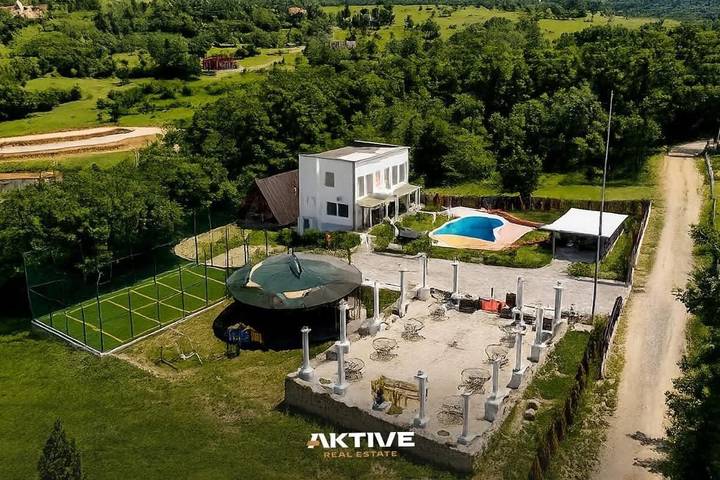 Villa für 8 Personen, mit Balkon und Whirlpool sowie Terrasse und Garten in Kosovo