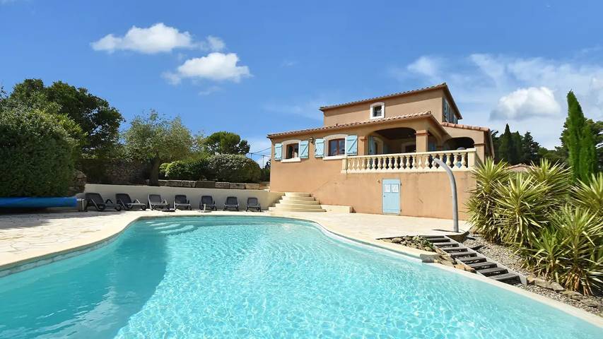 Ferienhaus für 9 Personen, mit Garten und Pool sowie Terrasse