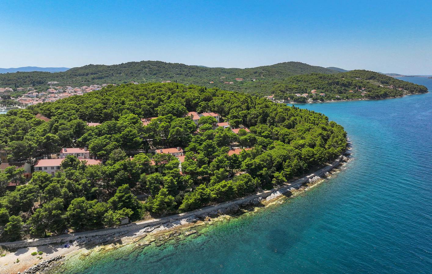 Ganze Ferienwohnung, Reizendes Apartment mit Meerblick, Terrasse und Parkplatz in der Nähe des Strandes V. Sabuša in Kukljica, Insel Ugljan