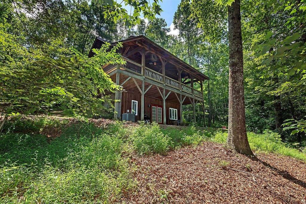 A Laurel Haven, with big porches and a log cabin feel. Fireplace. in Connestee Falls, Transylvania County
