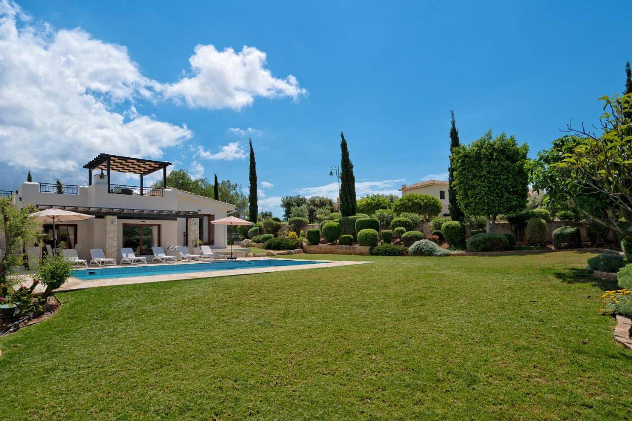 Villa Lara - 11, Spacious Villa with Large Garden and Private Pool on Aphrodite Hills in Kouklia Pafou, South Cyprus