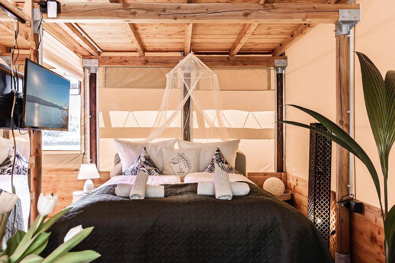 Glamping Lodge Natural Living Bodensee Nähe mit Terasse, Grill, Smart Tv in Rielasingen-Worblingen, Hegau
