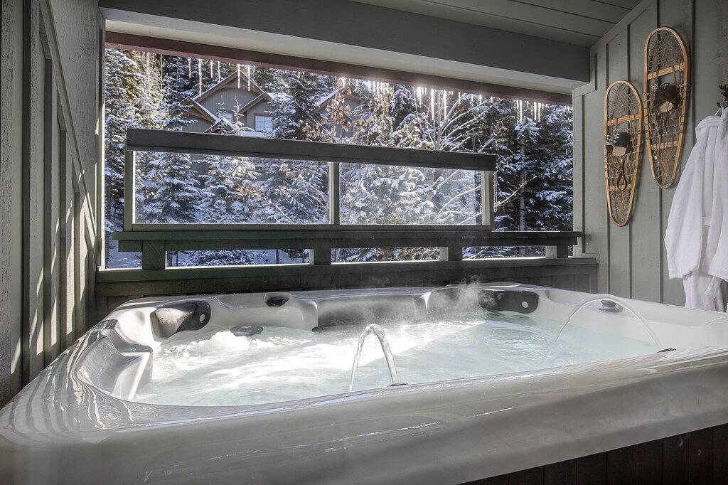 Mountain View Geräumiges & gemütliches Ski In / Ski Out Stadthaus mit Neuem privaten Whirlpool in Whistler, Whistler Blackcomb