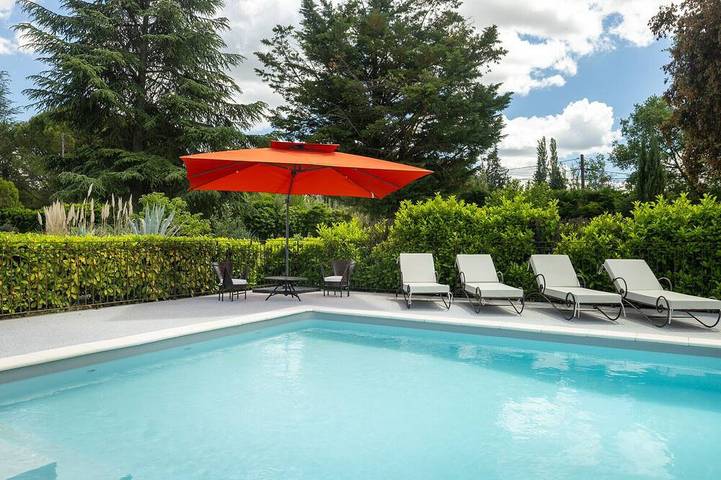 Gîte pour 4 personnes, avec piscine ainsi que jardin et terrasse dans Office De Tourisme Du Pays Des Sorgues Et Des Monts De Vaucluse